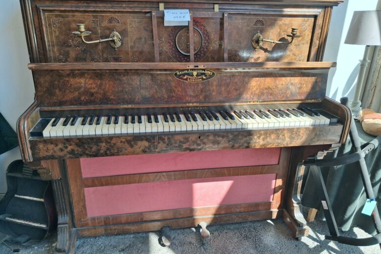piano ancien de la marque Ralph Allison and sons, fabriqué à Londres