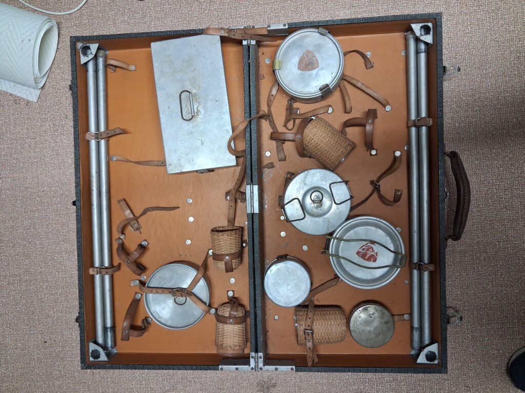 Valise vintage / table de pique-nique